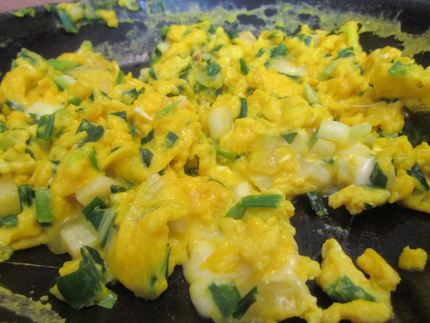 Scrambled eggs with onions